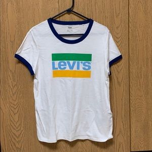 white Levi’s t-shirt